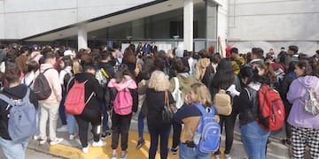 Miles de jóvenes se acercaron al Estadio Arenas