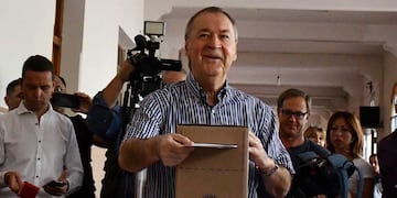 El gobernador Juan Schiaretti votando en las elecciones 2019. (Foto de archivo/Télam)