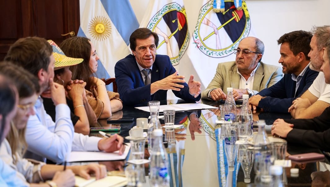 Para afianzar los lineamientos estratégicos, el gobernador de Jujuy, Carlos Sadir, mantuvo un encuentro con los equipos de trabajo del programa “Sabores con Identidad” encabezado por Narda Lepes.