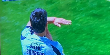 Diego Barrera haciendo la T en el festejode su gol con Central Córdoba ante Belgrano en Alberdi (Captura de TV)