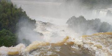 Cerraron temporalmente las Cataratas del Iguazú debido a una crecida histórica del río.