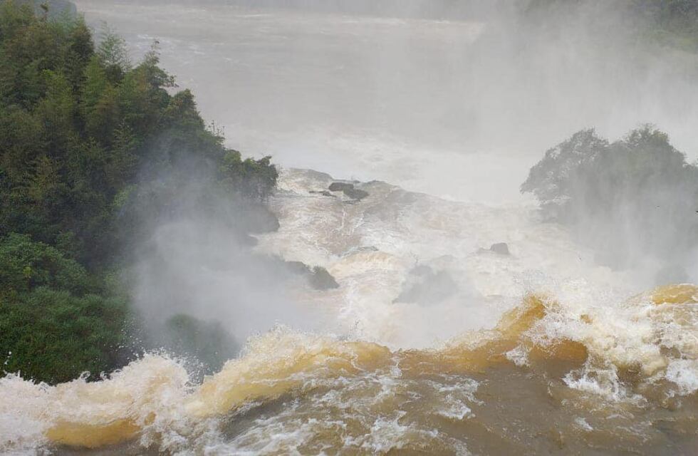 Video: cerraron temporalmente las Cataratas del Iguazú debido a una crecida histórica del río