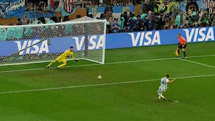 El motivo decisivo del Mundial 2022. Gonzalo Montiel manda a la red el penal y el relato del Bocha Houriet emocionó a todos (AP).