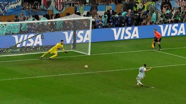 El motivo decisivo del Mundial 2022. Gonzalo Montiel manda a la red el penal y el relato del Bocha Houriet emocionó a todos (AP).