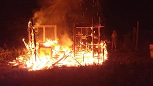 Incendio en barrio Colinas: investigan si fue provocado por un ataque de celos. Gentileza: DIario de Carlos Paz