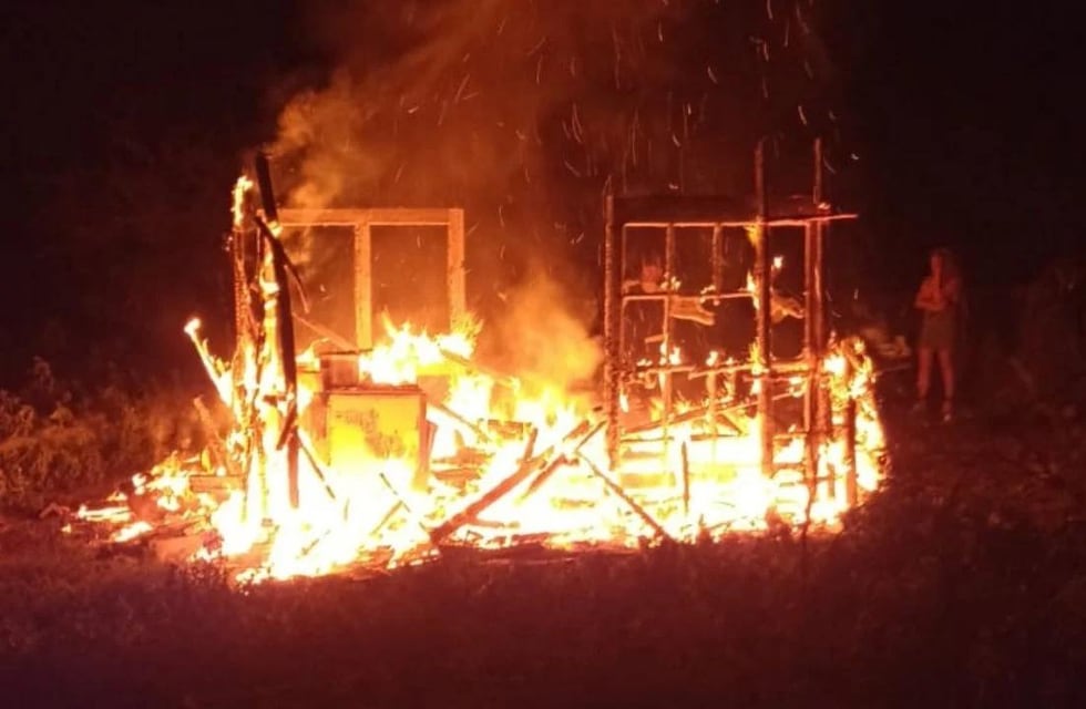 Incendio en barrio Colinas: investigan si fue provocado por un ataque de celos