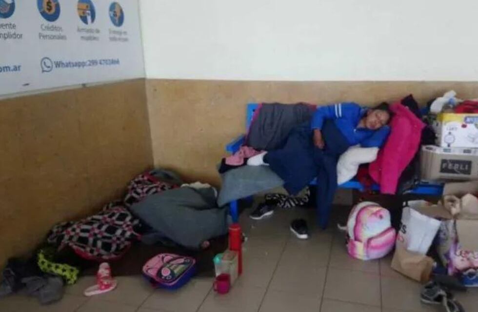 Solidaridad neuquina: un vecino les ofreció una casa a una familia que vivió tres días en una terminal