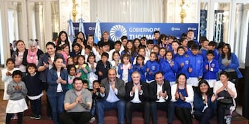 Alumnos de Trancas visitan la Casa de Gobierno y Conocen su Funcionamiento.