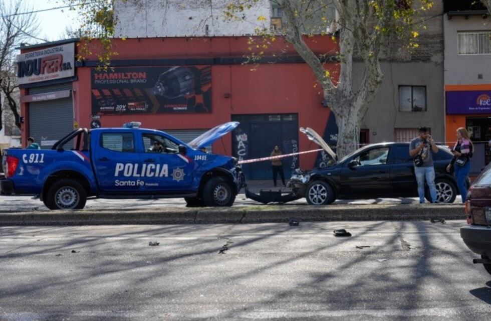 Impactante choque múltiple en Rosario tras persecución policial: un nene salió despedido de un auto