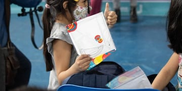 Se entregaron diversos kits de estudio a más de 35 chicos.