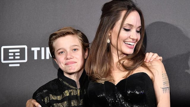 Shiloh Jolie-Pitt junto a Angelina Jolie.