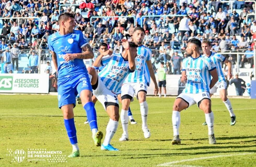 En la última jugada, Racing de Córdoba se lo empató a Atlético Paraná y rescató un valioso punto