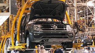 Luis Caputo amenazó con tomar medidas si automotrices suben los precios