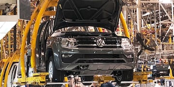 Luis Caputo amenazó con tomar medidas si automotrices suben los precios