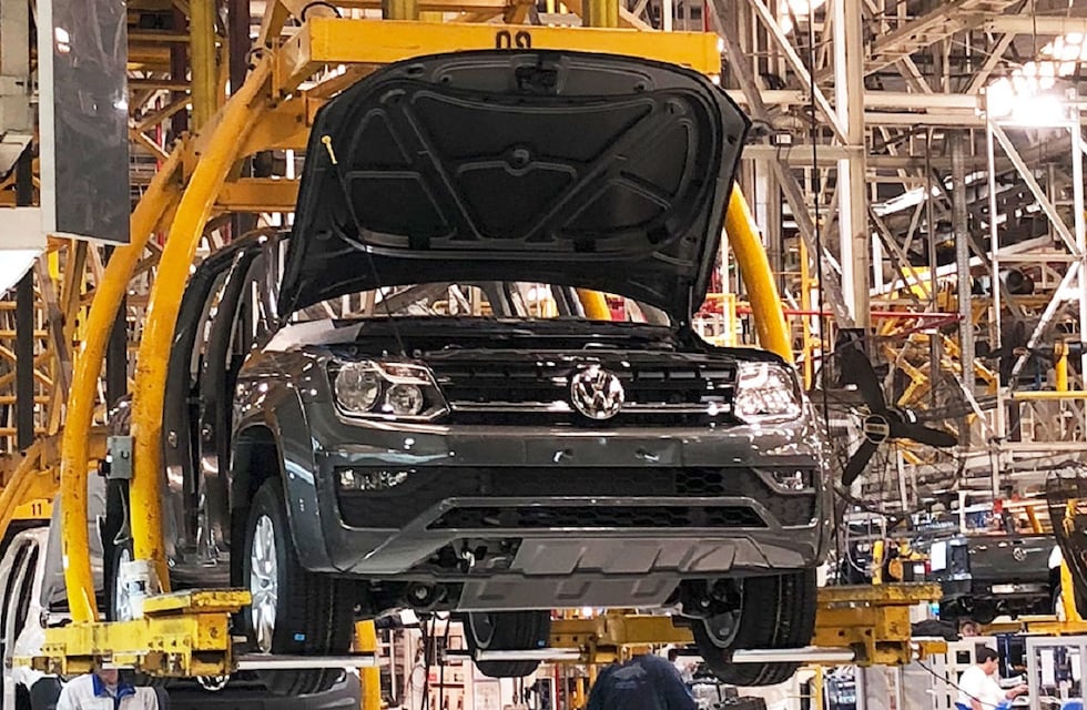 Luis Caputo amenazó con tomar medidas si automotrices suben los precios