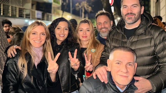 La dirigente jujeña Leila Chaher -segunda desde la izquierda- rechazó el fallo de la Corte Suprema nacional por considerar que es "una clara proscripción contra la expresidenta Cristina Fernández de Kirchner".