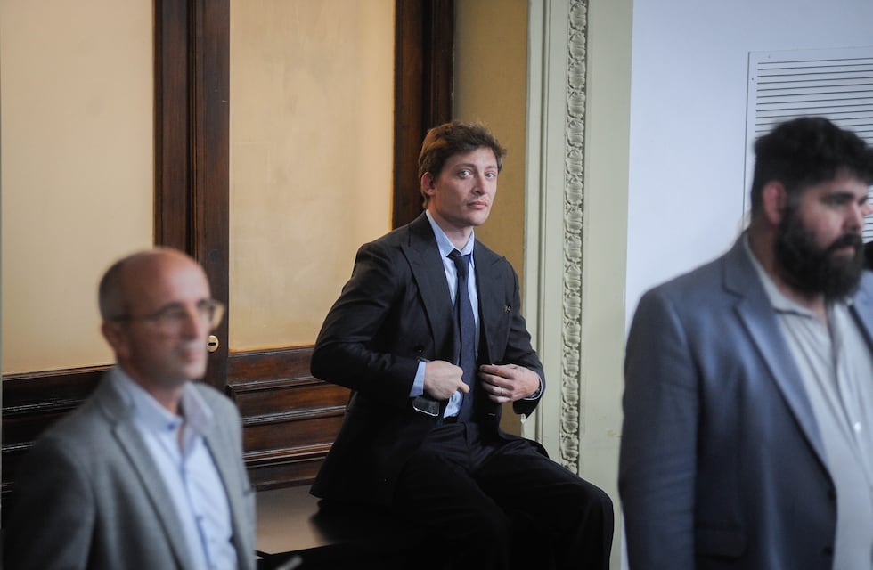 “La mano del rey”: un prendedor y el rol que tomó Santiago Caputo esta semana