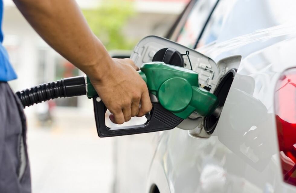 Con el nuevo aumento de la nafta, cuánto se necesita para llenar el tanque en Córdoba