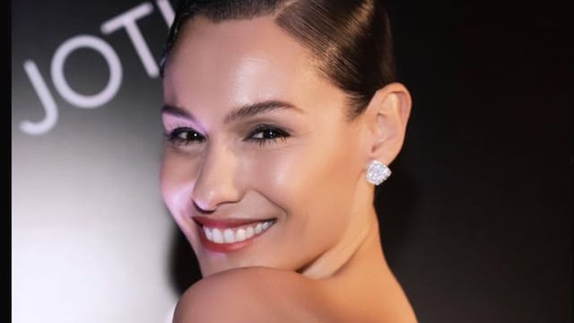Pampita presumió su bronceado con una microbikini turquesa taparrabo desde Ibiza