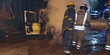 Bomberos de la Policía y voluntarios intervinieron rápidamente para sofocar los siniestros en el sur capitalino.