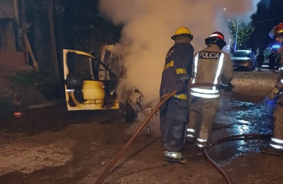Investigan el incendio de dos camionetas en el sur de San Miguel de Tucumán