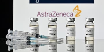 El Reino Unido aprobó el uso de la vacuna Oxford/AstraZeneca y Argentina podría hacerlo en las próximas horas. (JUSTIN TALLIS / AFP)