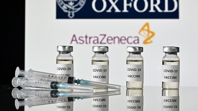 El Reino Unido aprobó el uso de la vacuna Oxford/AstraZeneca y Argentina podría hacerlo en las próximas horas. (JUSTIN TALLIS / AFP)