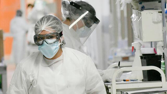 Una jornada en el Hospital El Carmen, de Godoy Cruz. Pacientes con Covid tratan su enfermedad en ese hospital de la OSEP