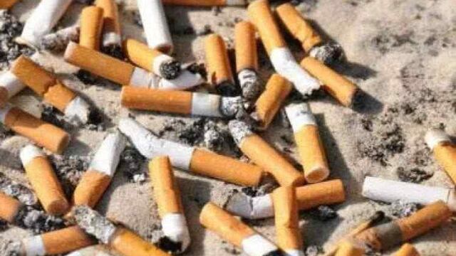 Las colillas contaminan el suelo y el agua,.