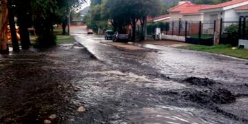 Las lluvias arrastraron las cenizas que dejaron los incendios forestales en Carlos Paz.
