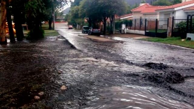 Las lluvias arrastraron las cenizas que dejaron los incendios forestales en Carlos Paz.