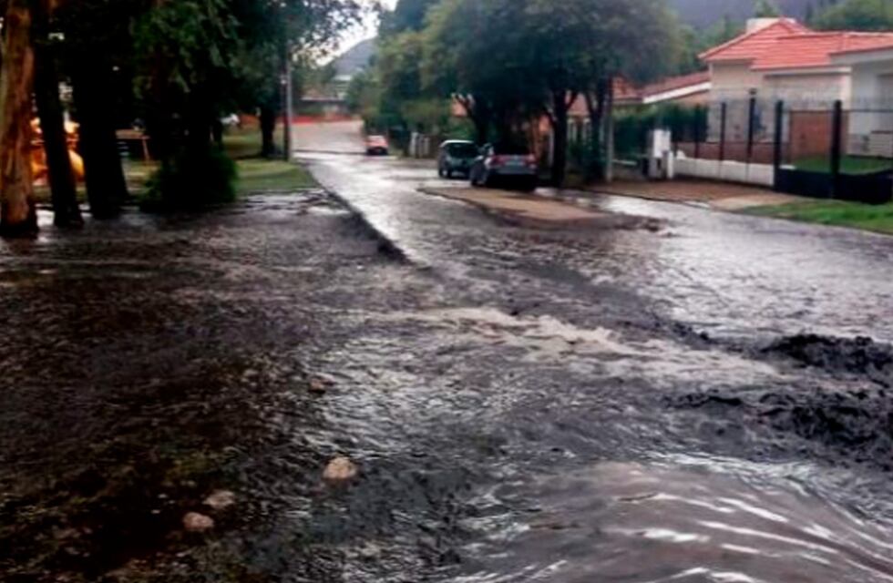 Impactante: los ríos se tiñeron de color negro en Carlos Paz