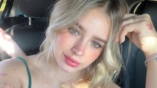 ¡Al borde de la censura! Coti Romero posó con un cuchillo en la boca y al desnudo