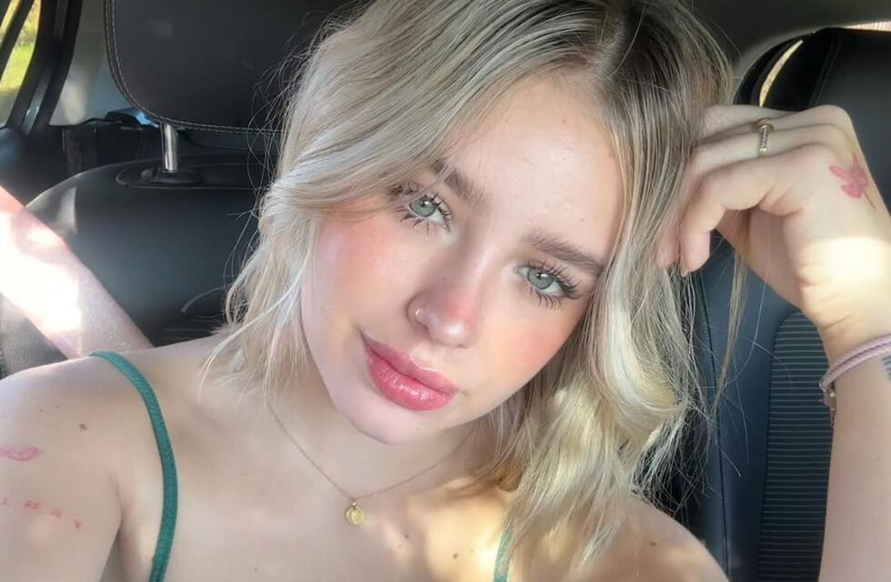 Coti Romero festejó Año Nuevo con un minivestido blanco con espalda descubierta y ultra escotado