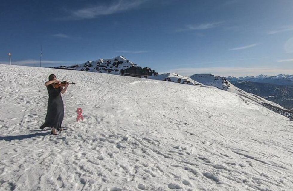 Interpretó “Meditation” con su violín en el cerro Teta para concientizar sobre el cáncer de mama y emocionó a todos