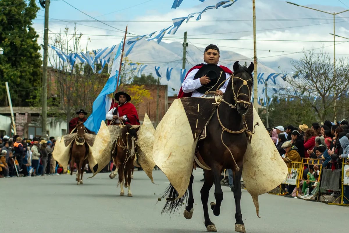 El tradicional desfile cívico militar y pasaje gaucho se desarrolló en la avenida Forestal en un segmento entre las calles Parapetí y El Chalicán, del barrio Alto Comedero.