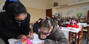 De igual manera continuarán vigentes los tres formatos de escolarización: presencial, no presencial y combinada.