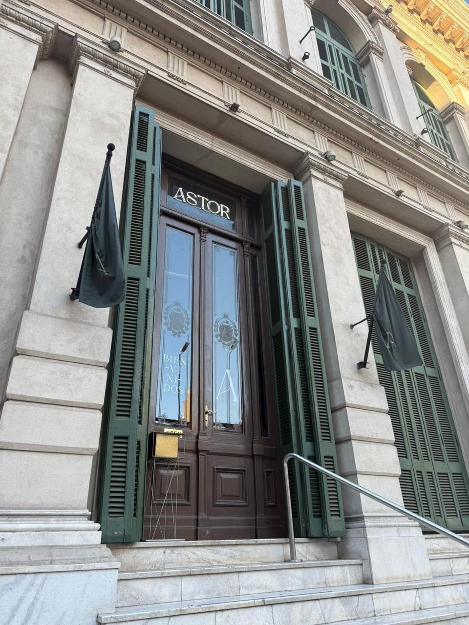 El ingreso al restaurante del Teatro Libertador San Martín de Córdoba.