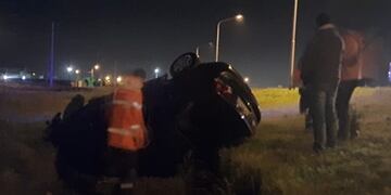 Una mujer en estado de ebriedad volcó su auto en una zanja