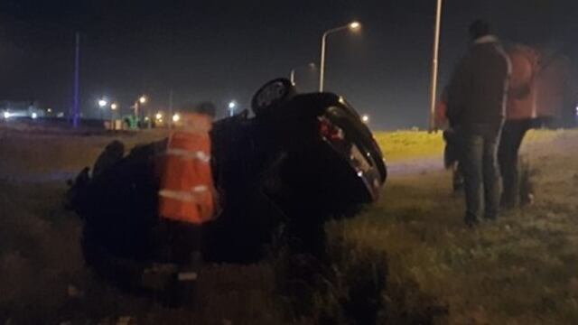 Una mujer en estado de ebriedad volcó su auto en una zanja