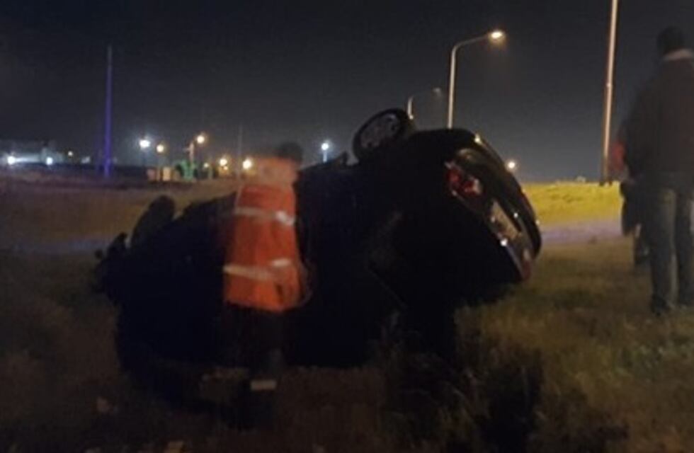 Conducía alcoholizada, perdió el control de su auto y volcó