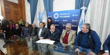 Jaldo firmó el aumento salarial para IPV y Sepepys.