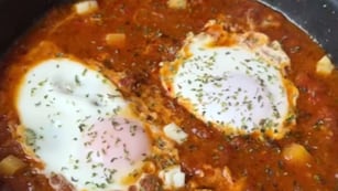 Cómo hacer una sabrosa shakshuka en solo 10 minutos: la receta del plato árabe más fácil de preparar