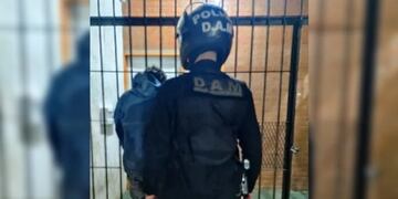 Intentó ingresar a una casa y escapó por los techos: terminó detenido.
