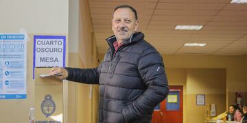 Ricardo Quintela ya emitió su voto en las elecciones PASO 2023.