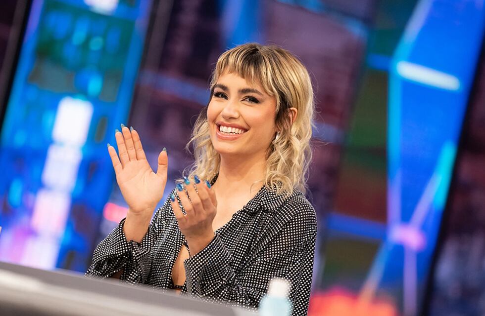 Lali Espósito deslumbró con un look total black con aberturas y unas trenzas largas hasta su cadera