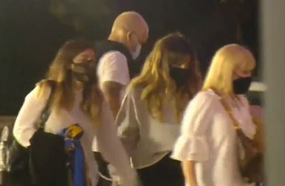 Las primeras imágenes de Claudia Villafañe junto a Dalma y Ganinna en la despedida de Diego Maradona