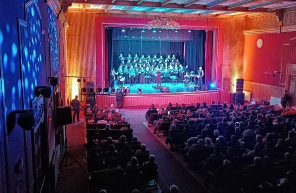 Con una Noche de Gala, Puerto Rosales comienza la celebración del 117° aniversario