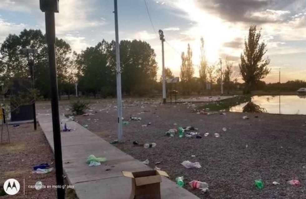 El laguito de La Consulta se convirtió en un basural tras los festejos de Año Nuevo