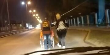 Lorena Ledesma lleva a su papá Eduardo a pie hasta el hospital, en Merlo.